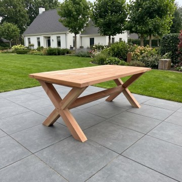 Douglas tuintafel luxe sfeer verkleind
