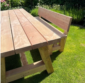 Douglas tuintafel robuust dichtbij bankje