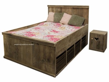 Steigerhout bed met kistjes n