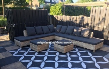 Steigerhout hoekbank luxe sfeer kussens antraciet plof n