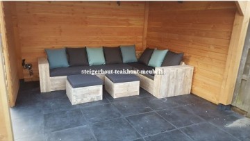 Steigerhout hoekbank sfeer kussens antraciet blauw plof n