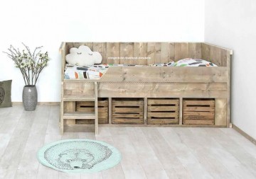 Steigerhout kinderbed met kistjes sfeer n