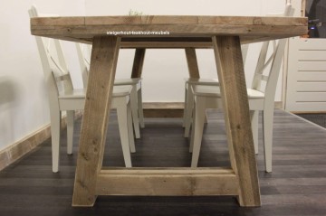 Steigerhouten tafel trapezium detail opgedikt n