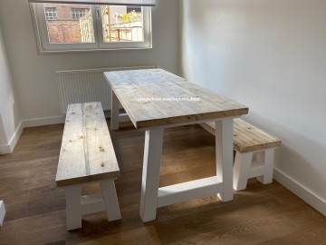 Steigerhouten tafel trapezium wit onderstel bankjes n