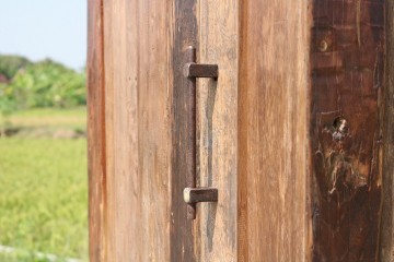 Teakhout kast hoog andre mixwood dichtbij n