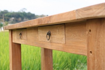 Teakhout sidetable dichtbij dengkleh