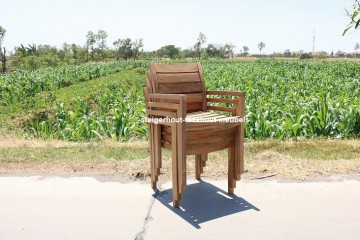 Teakhout stoel harti opgestapeld n