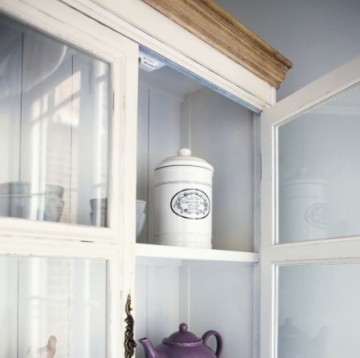 Vitrinekast smal  wit creme detail