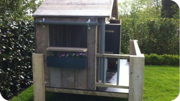 Zijkant speelhuisje lobke